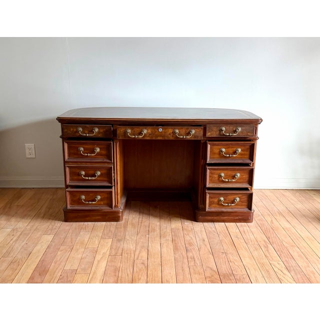 Camel Mid-Century Sligh Kidney-Shaped Traditional Executive Mahogany Pedestal Desk For Sale - Image 8 of 9