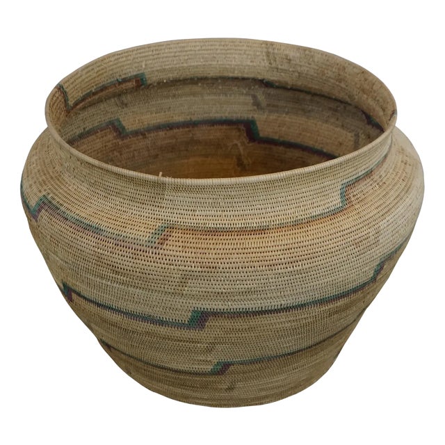 Late 20th Century Shalimar Collection Attributed Hand Woven Palm Leaf Basket Urn Hamper Southwestern For Sale