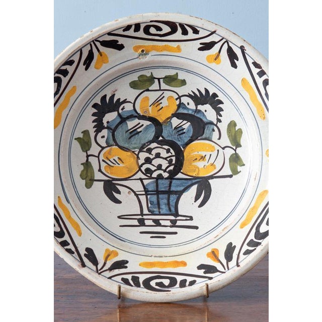 Diameter: 29.5 cm Height: 6 cm Slight wear and two small hairline cracks to the edge, commensurate with age. Otherwise,...