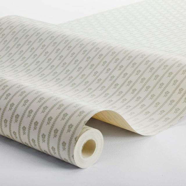 A delicate floral stripe inspired by vintage French textiles, Boråstapeter hand-drawn Lilla Lyckan is a versatile small-...
