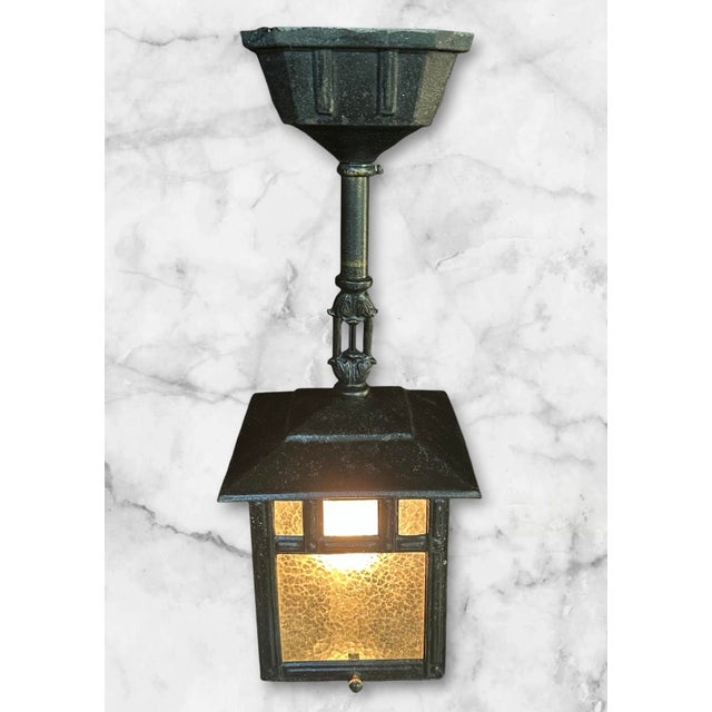 This black beauty showcases a simple, yet bold design. With a square canopy and a small acanthus leaf open Pilar motif,...