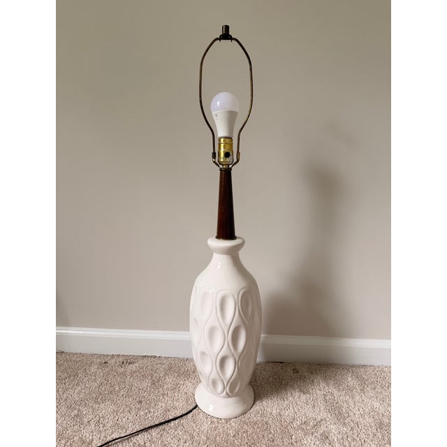 1960s Mid-Century Modern White Ceramic Table Lamp With Walnut Wood Neck and Lampshade For Sale - Image 11 of 12
