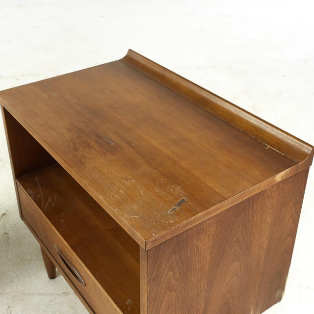 Broyhill Sculptra Mid Century Walnut Nightstand - Pair For Sale - Image 12 of 13