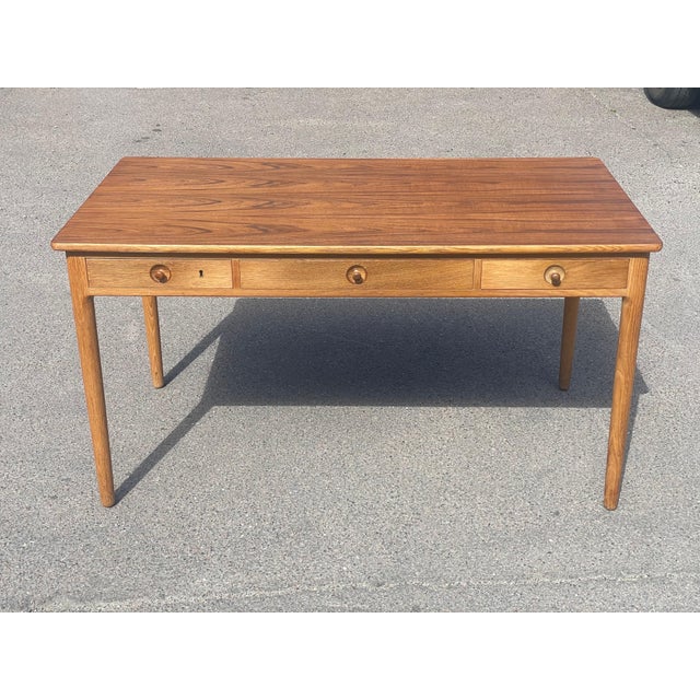 An elegant and slim desk designed by the legendary Hans Wegner and expertly crafted by Andreas Tuck in the 1950s. Made...
