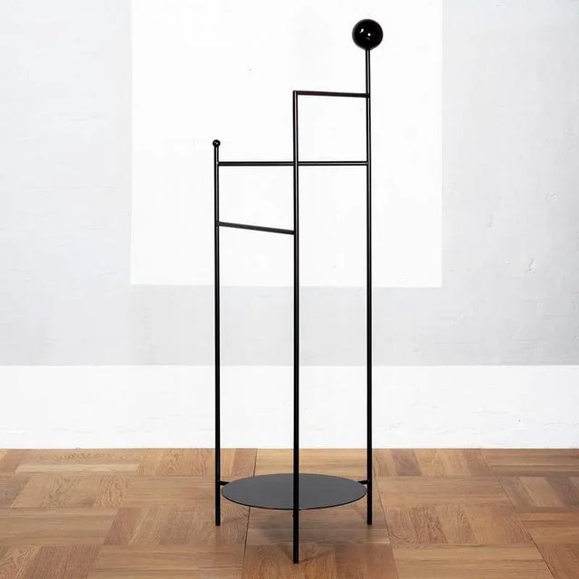 Gestus valet stand by ok design dimensions: d 33.5 x w 40 x h 125.5 cm. Materials: powder-coated metal.