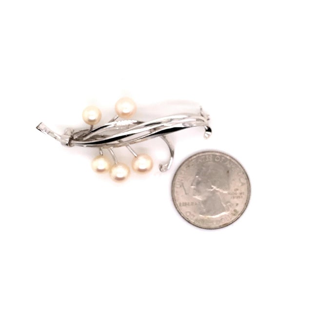 Mikimoto Estate Akoya Pearl Brooch Pin Sterling Silver 6.6mm 5.43 gr M185 This elegant Authentic Mikimoto Estate sterling...