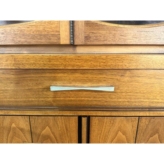 Mid 20th Century Modern Lane Tuxedo Bowtie-Inlaid China Cabinet/Buffet For Sale - Image 15 of 18