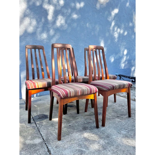 Mid-century modern teak dining chairs. Set of five in the style of Benny Linden. With an ergonomic seat back, these have a...