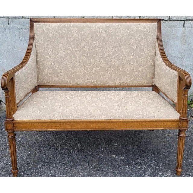 This exquisite vintage English love seat from the 1940s is crafted from solid maple wood and features brand-new...