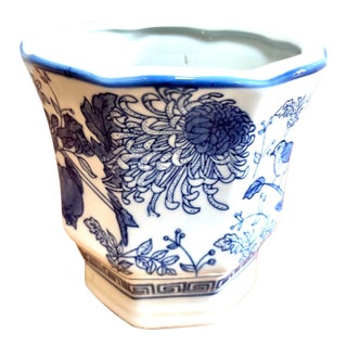 Classic Chinoiserie Blue and White Flower and Birds Decorated Ceramic Cachepot For Sale