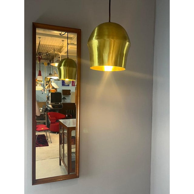 This brass pendant light impresses with its elegant, timeless design and high-quality craftsmanship. The warm brass finish...