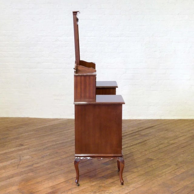 A stunning Victorian mahogany dressing table of superior quality to most. All the drawer linings are solid timber as is...