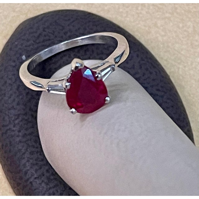 2010s Pear Shape 2 Carat Treated Ruby & Diamond 14 Karat White Gold Ring For Sale - Image 5 of 18