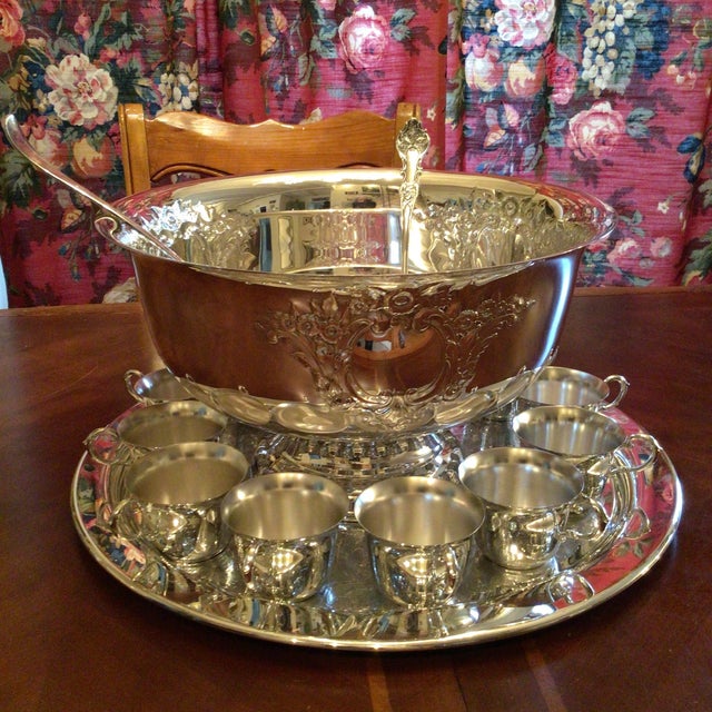 Vintage Oneida Castle Court Silver Plated Punch Bowl Set-Punch Bowl, 12 Cups, 2 Ladles, 1 Platter-Set of 16 For Sale - Image 10 of 12