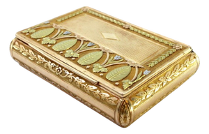 Tricolour Gold Snuff Box with Palms, Floral Motifs, Embossed Garlands and Diamond-Shaped Monogram Plaque Hinged Lid