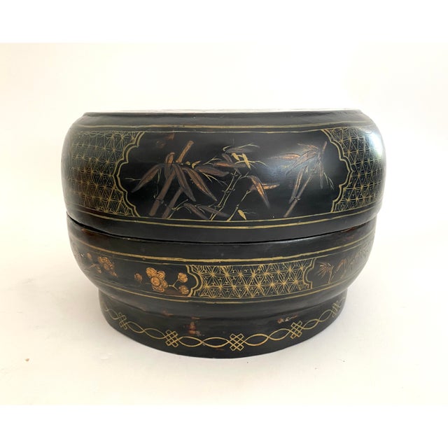 Chinese Export Round Black Lacquered Covered Box 1950s For Sale In Los Angeles - Image 6 of 8