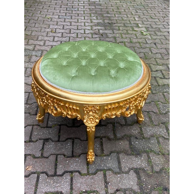 1980s Italian Baroque Rococo Gilt Ottoman Bench – Hand-Carved Beechwood & Tufted Green Velvet For Sale - Image 4 of 12
