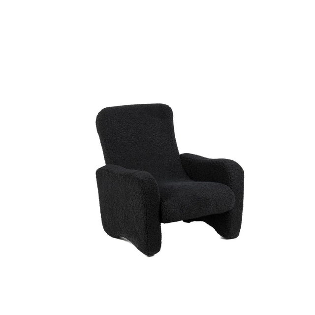 Pair of "lounge" armchairs with loops, rectangular in shape and black. Work realized in the 1970s. This piece is designed...