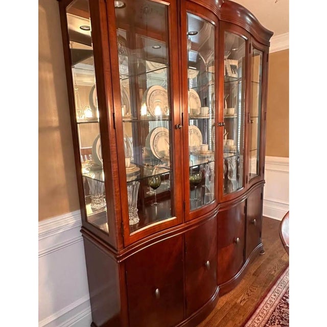 Bernhardt Paris Line China Cabinet – Excellent Condition This elegant china cabinet from Bernhardt’s distinguished Paris...