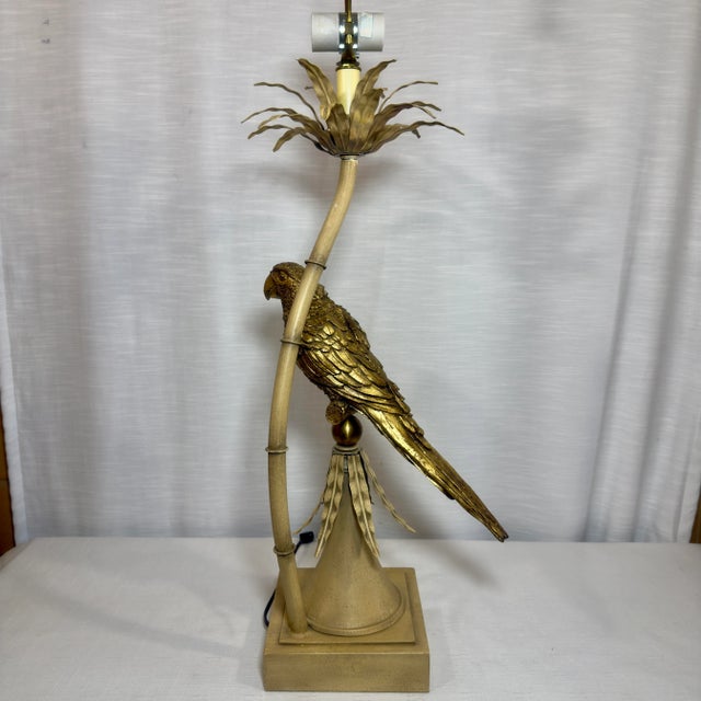 Dorothy Draper Vintage Palm Beach Regency Parcel Gilt Parrot Tole Palm Tree Table Lamp – Mid-Century Modern Decor For Sale - Image 4 of 12