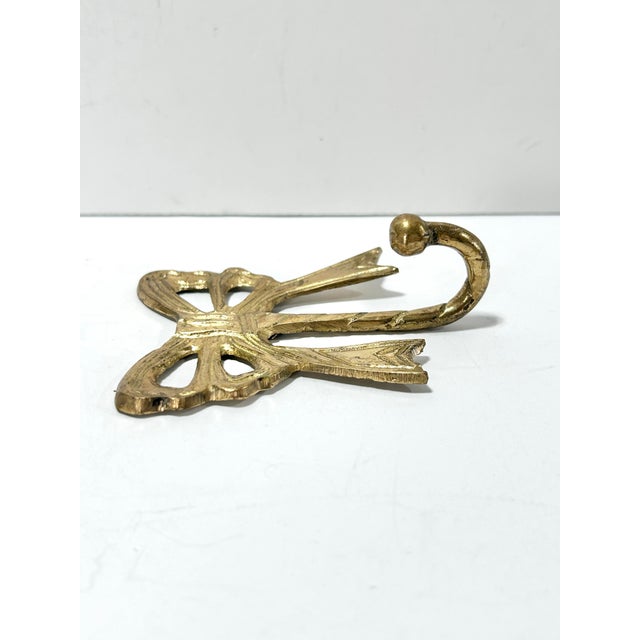 French Country Vintage Brass Bow Wall Hook – Decorative Ribbon Motif Wall Hook, Hollywood Regency Style Accent For Sale - Image 3 of 6