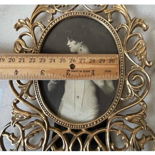1980s Ornate Vintage Victorian-Style Brass Oval Picture Frame With an Intricate Scrollwork Design and a Standing Easel Base. For Sale - Image 5 of 8