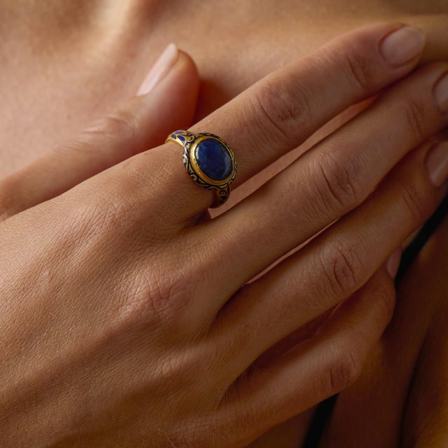 1980s Vintage 4.70 Carat Sapphire 22k Yellow Gold Enamel Ring, Size 7 For Sale - Image 5 of 6