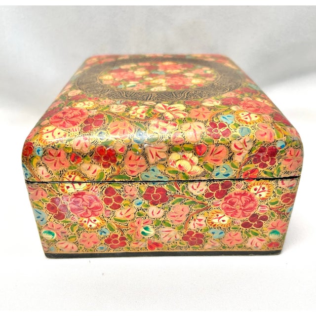 Vintage Kashmiri Hand-Painted Papier-Mâché Floral Box, Large 8-Inch For Sale In Louisville - Image 6 of 11