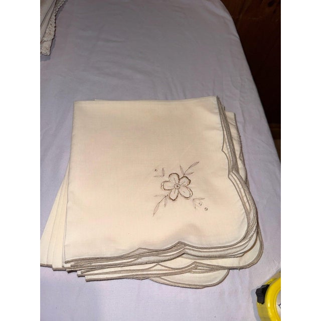 1970s 1970s Embroidered Fabric Dinner Napkins (2 Sets of 12 Beige) & 6 White Napkins - 30pcs For Sale - Image 5 of 10