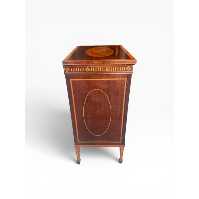 Early 20th Century Pair of Early 20th Century Federal Revival Inlaid Marquetry Nightstands / Bedside Cabinets For Sale - Image 5 of 14