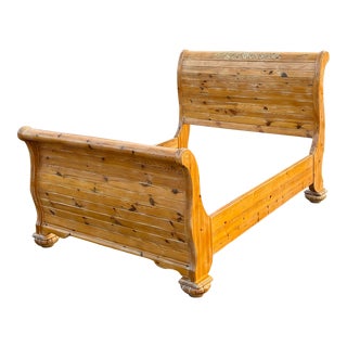 Rustic Farmhouse Cerused Knotty Pine Carved Sleigh Bed - Queen Size For Sale