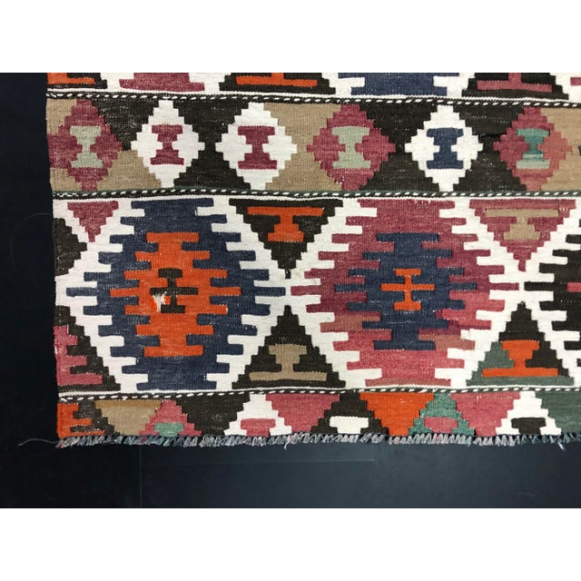 1960s Vintage Turkish Rustic Handwoven Kilim Rug- 4′11″ × 8′10″ For Sale - Image 10 of 11