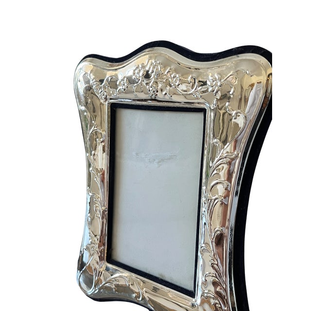 1980s Art Nouveau Style Silverplated Floral Picture Frame With Scalloped Silhouette for 3"x5" of 4"x6" Image For Sale - Image 9 of 13