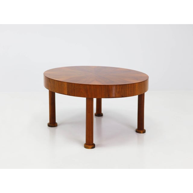 Art Deco Italian Carlton Coffee Table in Polished Walnut, 1930s, in Restored conditions. Designed 1920 to 1949