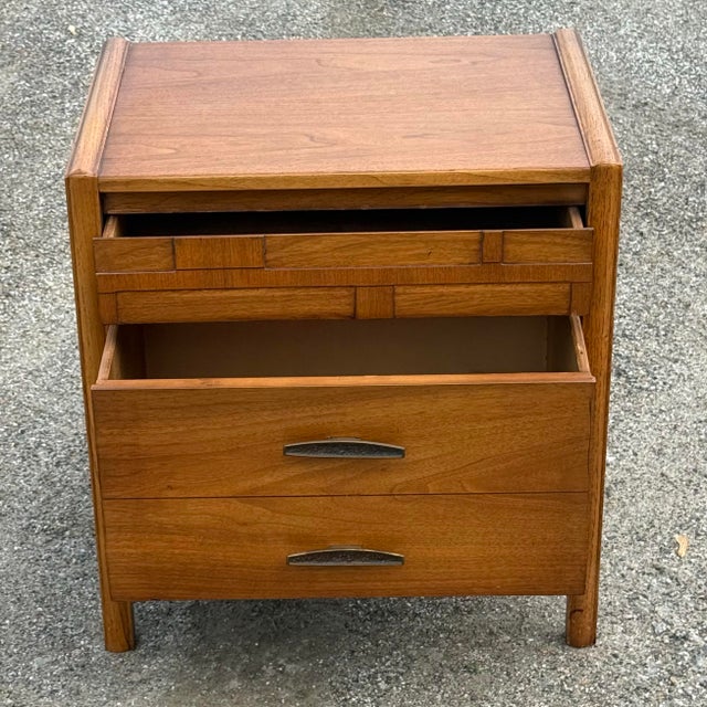 Mid Century Modern Walnut Nightstand / End Table For Sale In New York - Image 6 of 8
