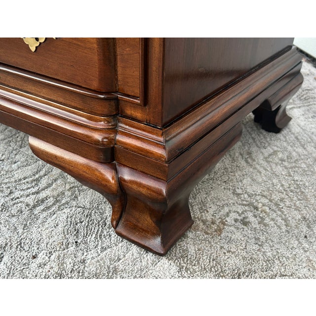 Vtg. Harden Georgian Style Shell Carved Cherry Block Front Bachelors Chest For Sale In Philadelphia - Image 6 of 14