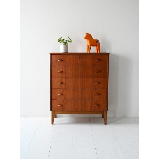 1950s teak and oak chest of drawers with five curved drawers and recessed shell handles. 1950s Scandinavian chest of...