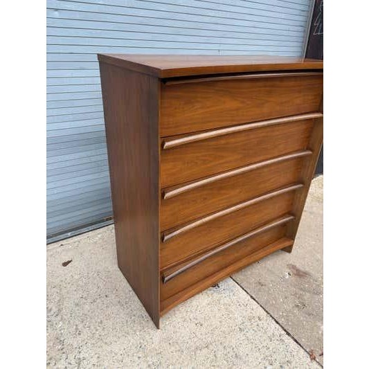 Bassett Furniture Mid-Century Modern 5 Drawer Dresser by Bassett Furniture, Walnut For Sale - Image 4 of 11