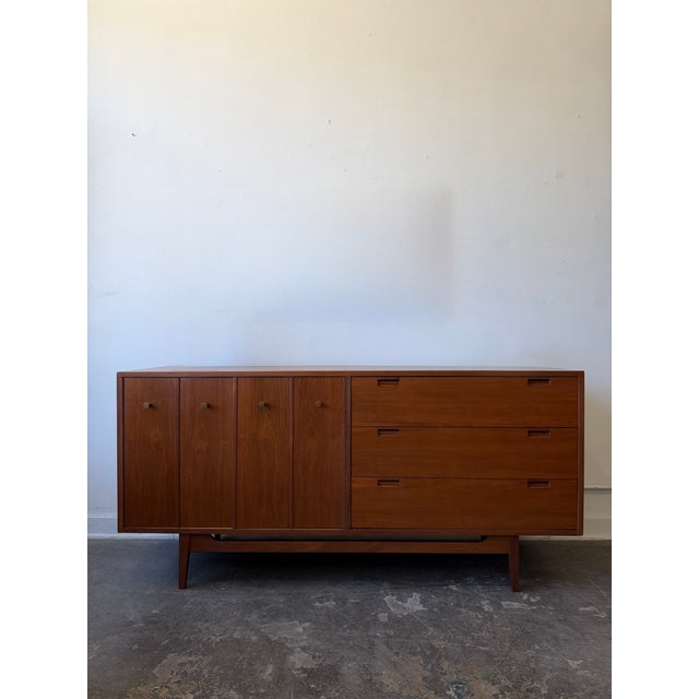 American of Martinsville 1960s American of Martinsville Walnut Dresser/Credenza For Sale - Image 4 of 16
