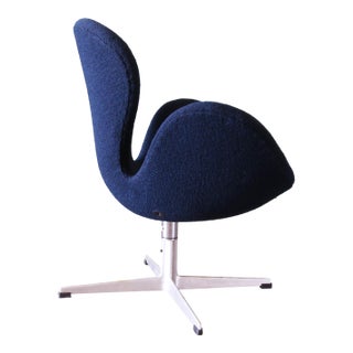 1960s Navy Blue Swan Chair Arne Jacobsen for Fritz Hansen Danish Modern Swivel & Rock For Sale