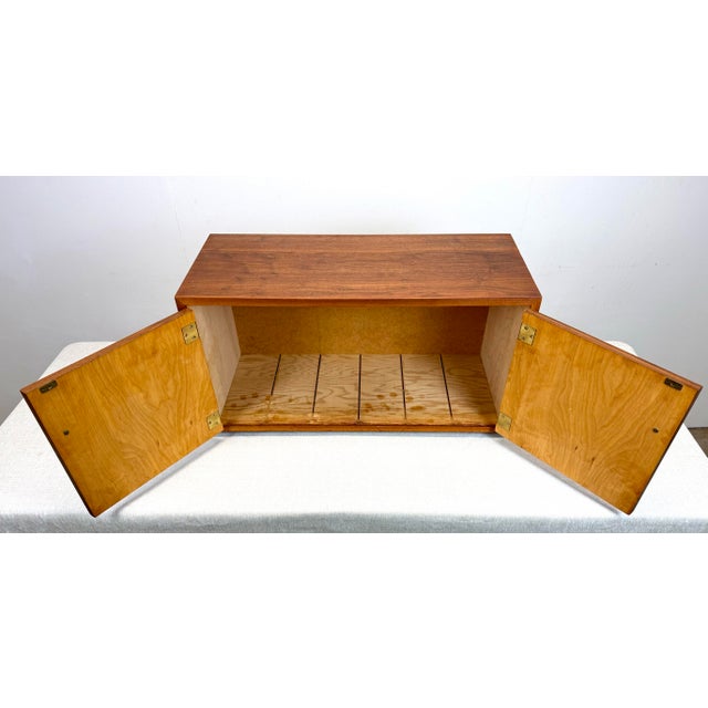 Mid Century Danish Modern Style Walnut Vinyl Record / Media Storage Cabinet Restored For Sale In New York - Image 6 of 12