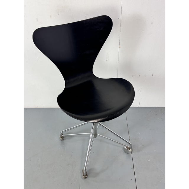 Early model 3117 swivel desk chair designed by Arne Jacobsen for Fritz Hansen in 1955. This model is a early edition...
