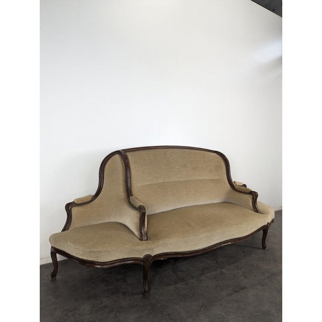 Louis XV Hotel Lobby Bench, in Very Good conditions.