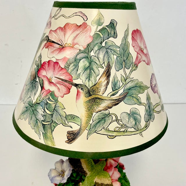 Plastic 1980s Vintage English Garden Chippendale Hummingbird Petite Table Lamp For Sale - Image 7 of 18