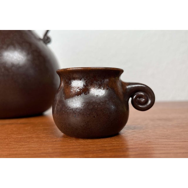 Mid-Century Modern German Studio Pottery Jug with Mugs by Melitta Teubner, 1960s, Set of 4 For Sale - Image 4 of 18