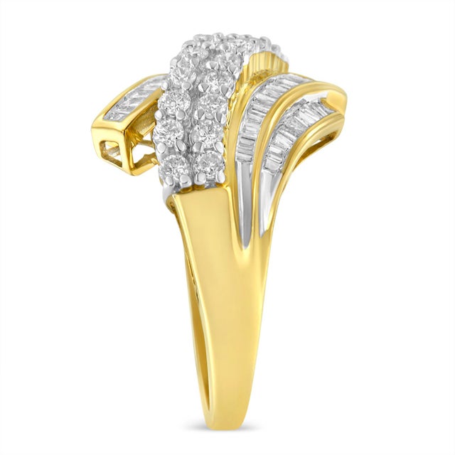 Early 21st Century 10K Yellow Gold 1.0 Cttw Round & Baguette Cut Diamond 64 Stone Bypass Style Channel Set Modern Statement Ring (H-I Color, SI1-SI2 Clarity) - Size 7 For Sale - Image 5 of 7