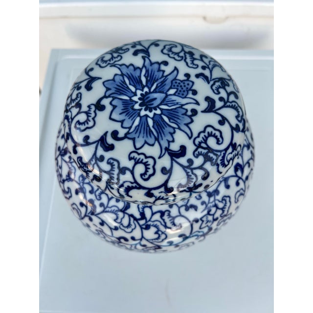 Late 20th Century Vintage Asian Blue & White Ginger Pot With Lid For Sale - Image 5 of 6
