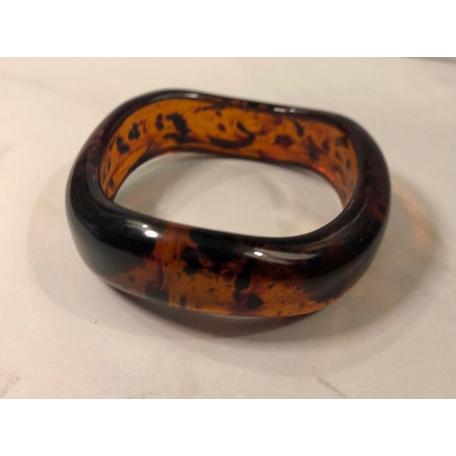 1970s Italian Lucite Tortoise Shell Abstract Bangle For Sale - Image 4 of 10