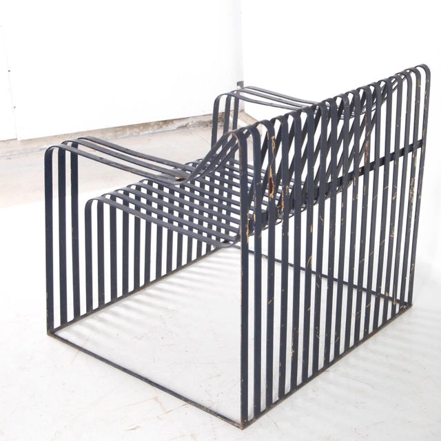 Superb pair of large, blue-painted metal armchairs from the 1970s-1980s. These armchairs, made of metal strips, have a lot...