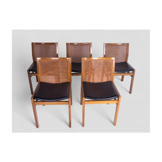 Vintage Dining Chairs in National Walnut with Leather Seat and Vienna Straw Backrest from Molteni & Co., Set of 5 For Sale - Image 4 of 7